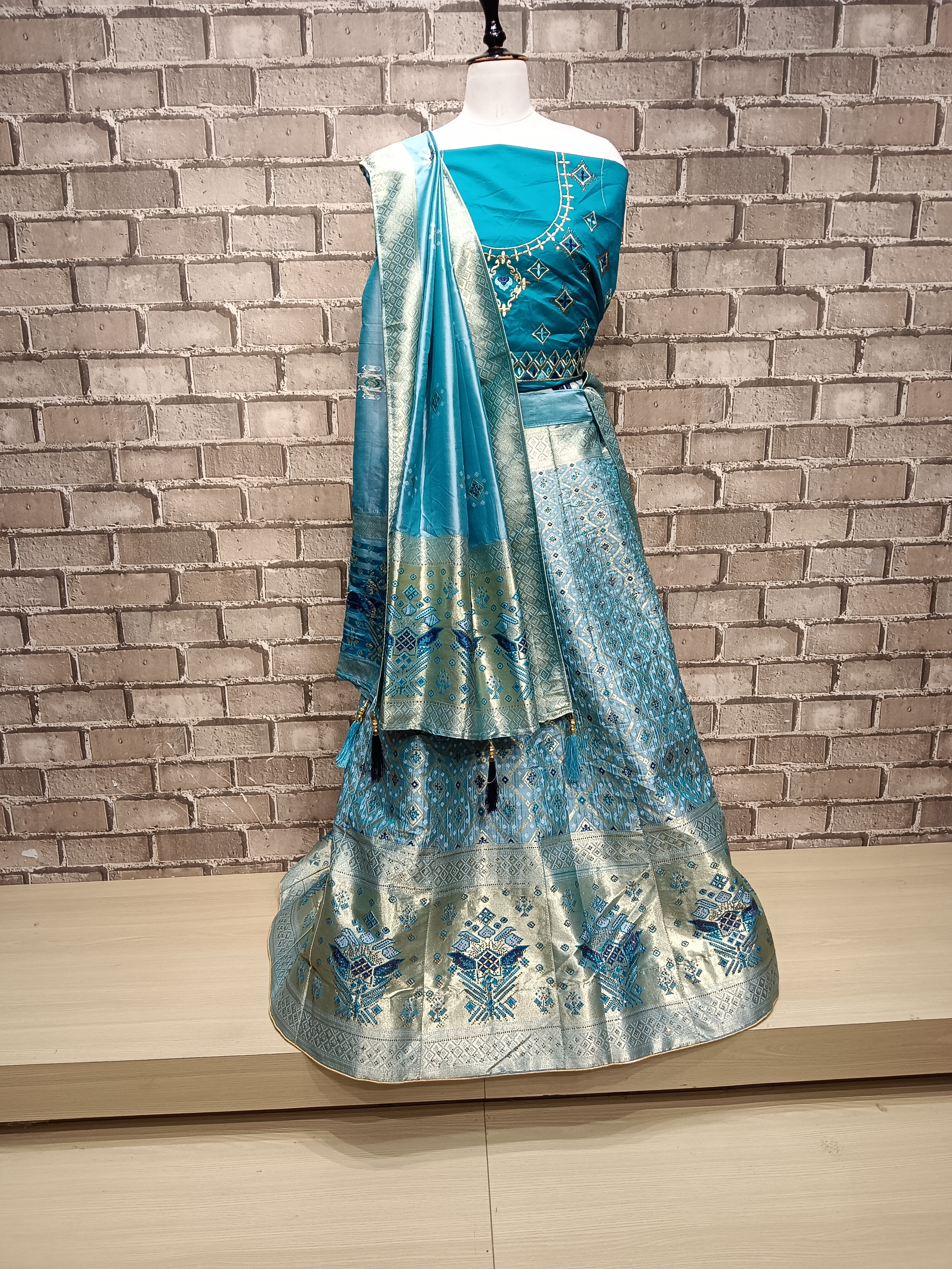 Traditional Indian Lehenga Choli Set B.1661 Traditional Indian Lehenga Choli Set B.1661