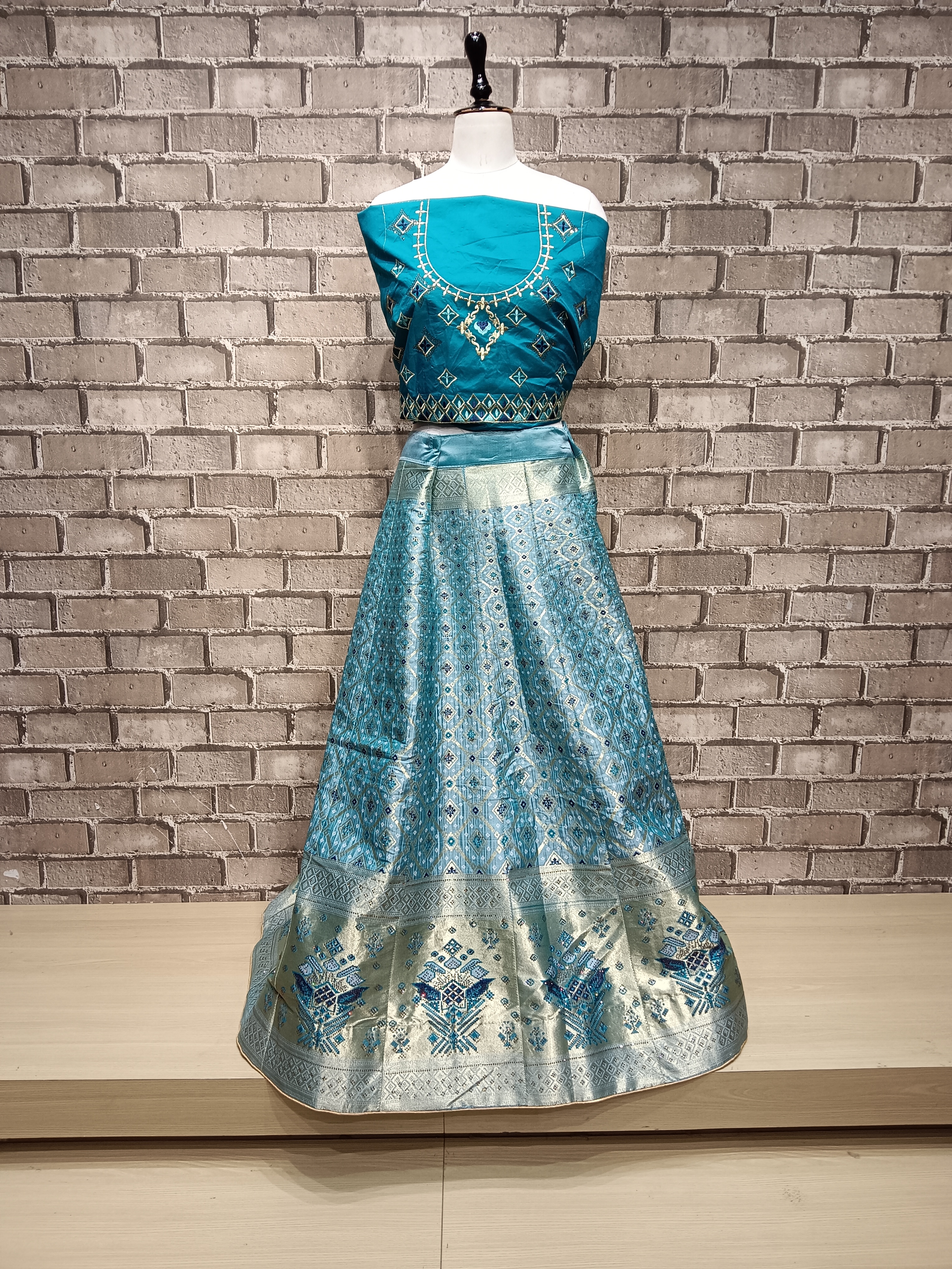 Traditional Indian Lehenga Choli Set B.1661 Traditional Indian Lehenga Choli Set B.1661