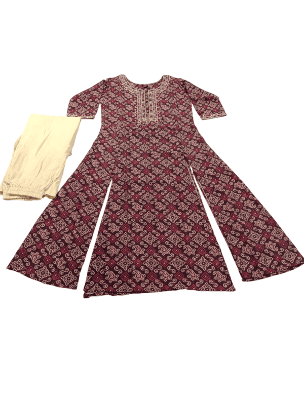 Elegant Printed Flared Kurti Set with Embroidered Neckline D.13.3938 Elegant Printed Flared Kurti Set with Embroidered Neckline D.13.3938
